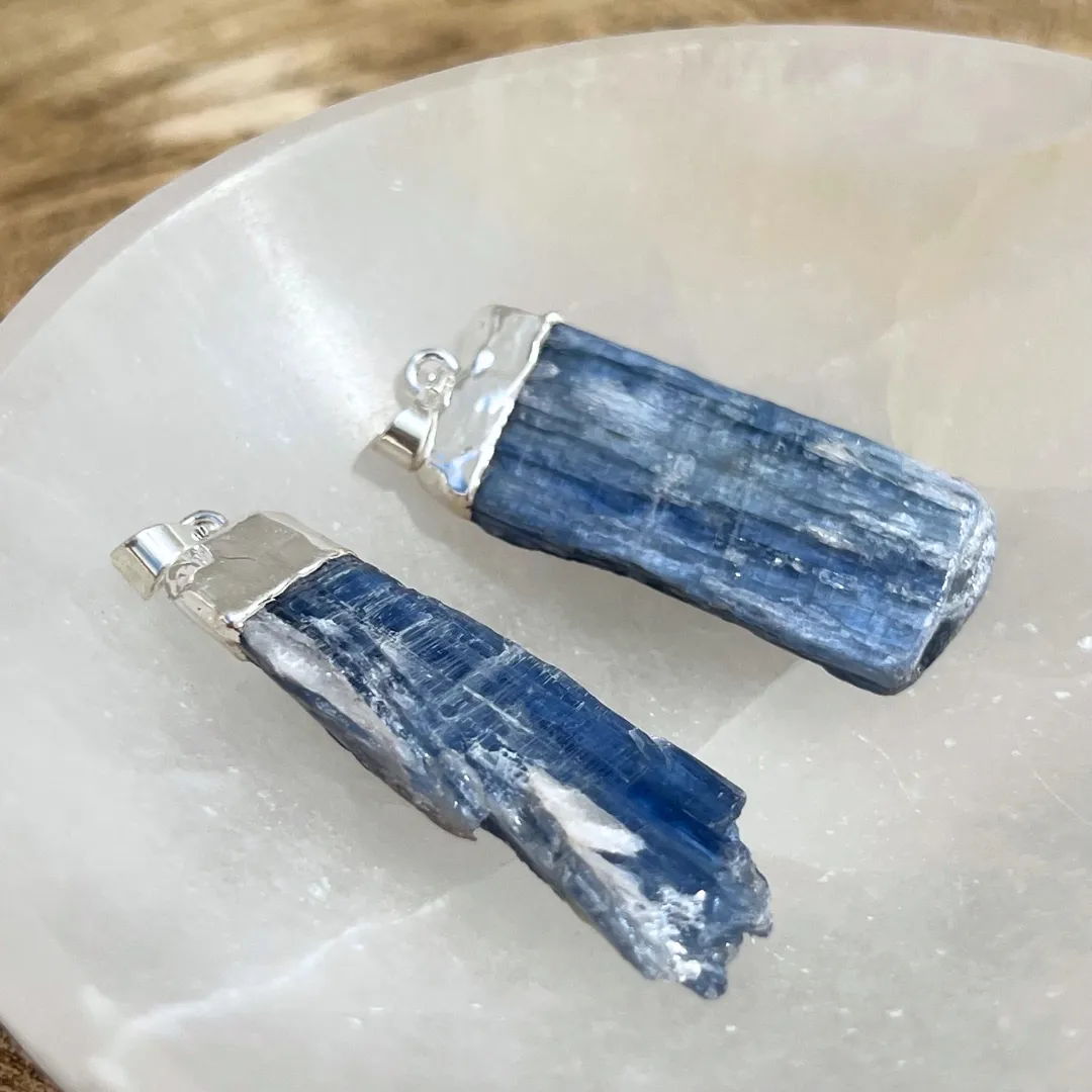 Pendente cianite azul símbolo de comunicação e clareza mental disponivel na Sol Lua Milfontes