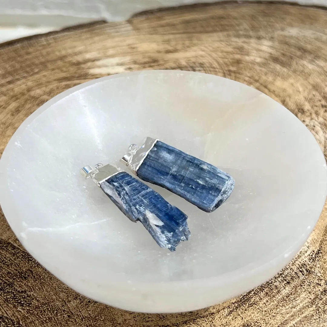 Pendente cianite azul ligado à meditação e equilíbrio energético