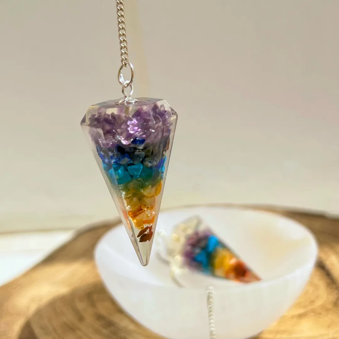 1 Texto alternativo: Pêndulo de 7 chakras orgonite com cristais coloridos naturais Legenda: Pêndulo 7 chakras – equilíbrio energético Descrição SEO: Pêndulo de 7 chakras orgonite associado à harmonização energética e equilíbrio espiritual. 2 Texto alternativo: Pêndulo orgonite dos 7 chakras com pedras naturais multicoloridas Legenda: Harmonia e energia positiva Descrição SEO: Pêndulo de 7 chakras ideal para alinhamento energético e bem-estar emocional. 3 Texto alternativo: Pêndulo de 7 chakras em orgonite com cristais coloridos polidos Legenda: Energia equilibrada e proteção Descrição SEO: Pêndulo orgonite de 7 chakras ligado à proteção energética e serenidade interior. 4 Texto alternativo: Cristais dos 7 chakras em pêndulo orgonite natural colorido Legenda: Equilíbrio espiritual e harmonia Descrição SEO: Pêndulo de 7 chakras orgonite que ajuda na limpeza energética e equilíbrio emocional. 5 Texto alternativo: Pêndulo orgonite 7 chakras com pedras naturais vibrantes Legenda: Energia, proteção e bem-estar Pêndulo de 7 chakras orgonite com cristais coloridos naturais disponivel na Sol Lua Milfontes
