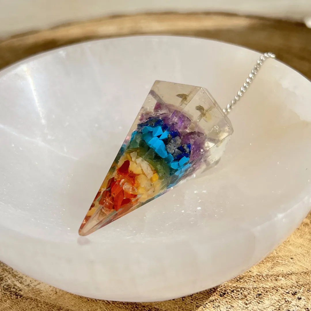 Pêndulo orgonite dos 7 chakras com pedras naturais multicoloridas