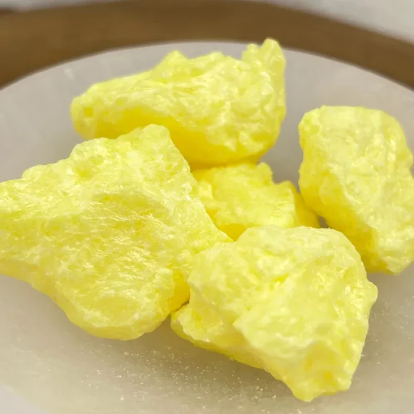 Pedra enxofre dos Açores em mineral natural amarelo vulcânico