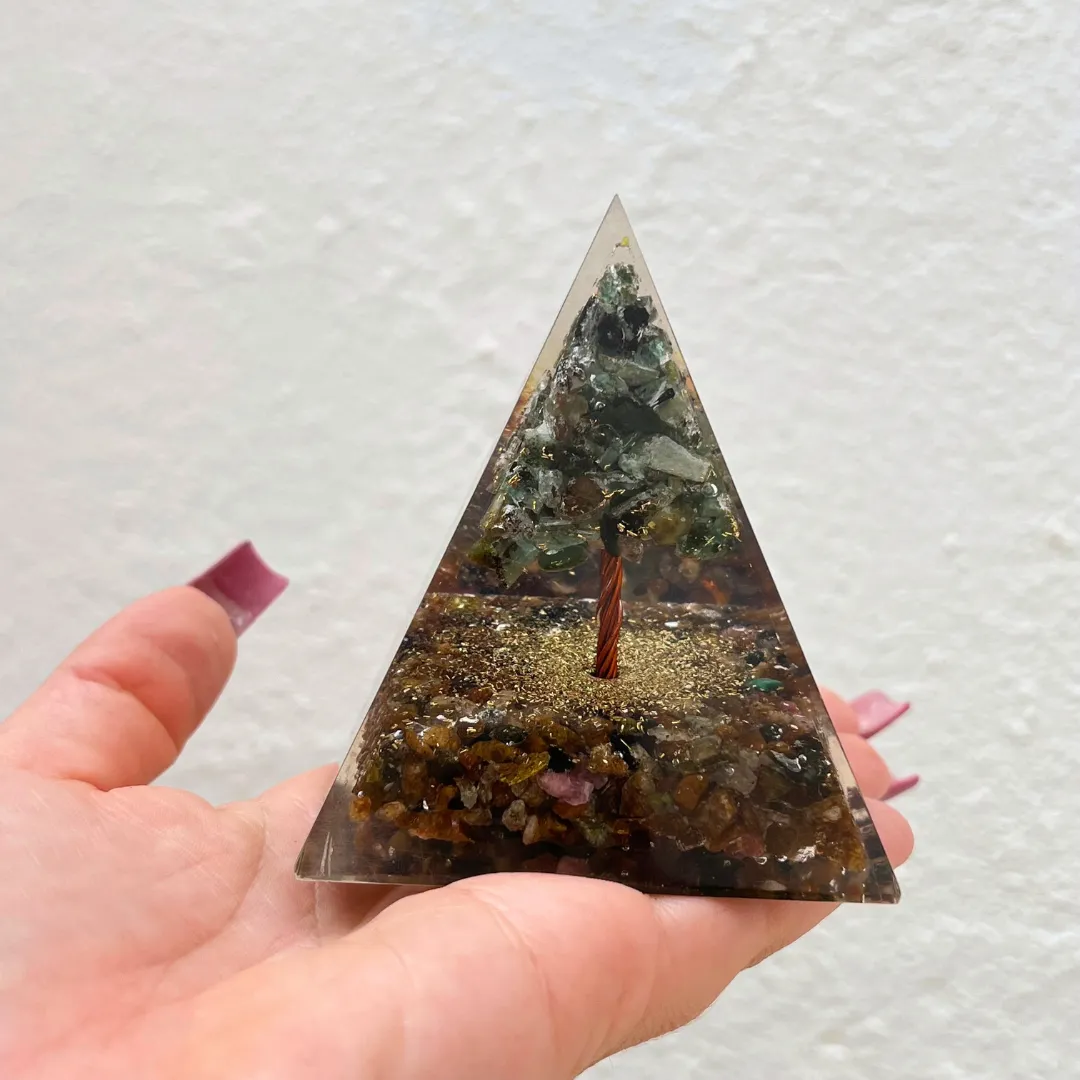 Orgonite com turmalina multicolor e esmeralda para proteção e energia positiva disponivel na Sol Lua Milfontes