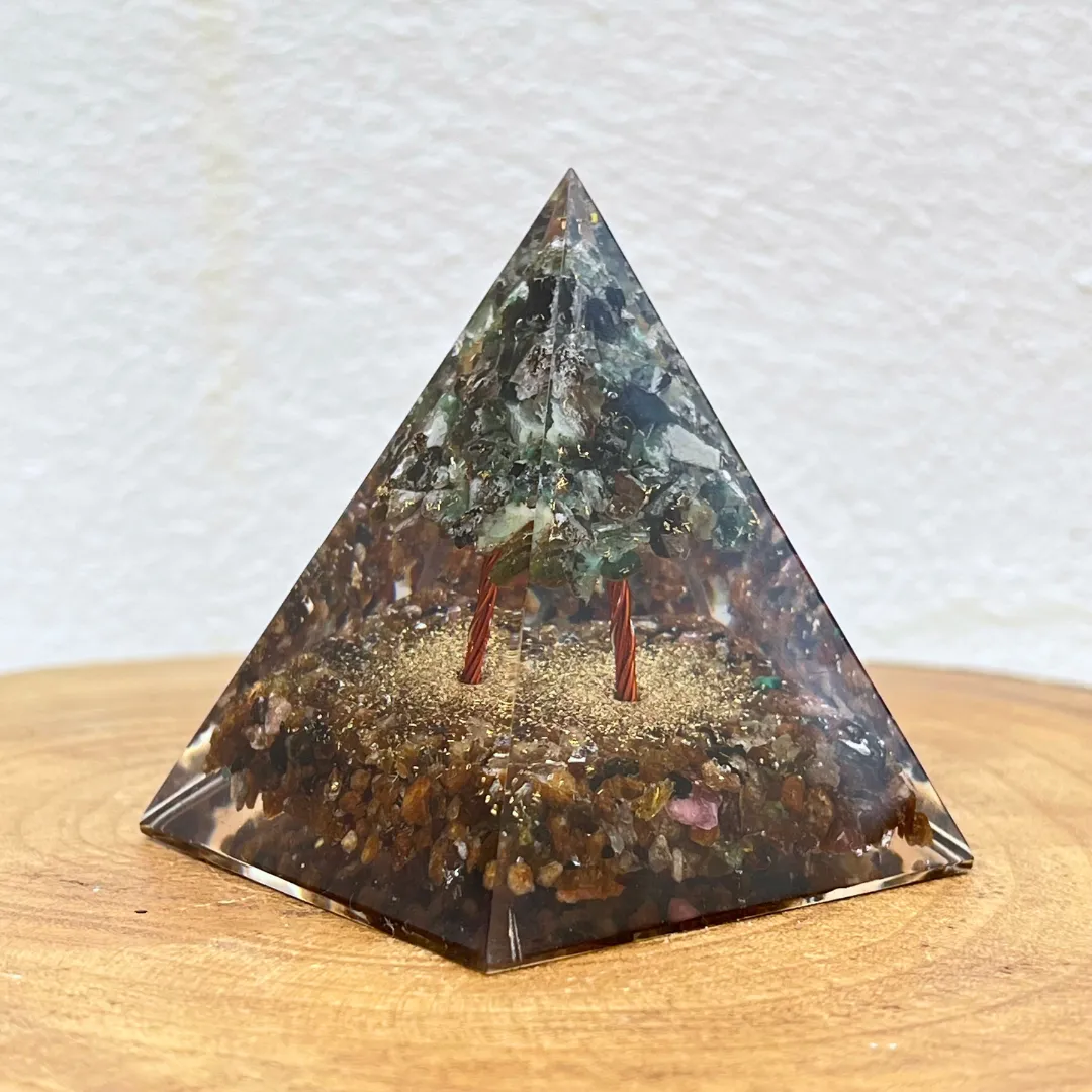 Orgonite turmalina multicolor e esmeralda com cristais naturais energéticos
