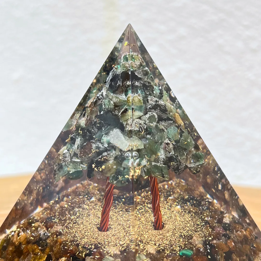 Orgonite com esmeralda e turmalina multicolor para meditação e bem-estar