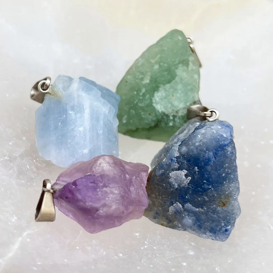 Pack de pendentes com quartzo verde ametista e quartzo azul em destaque disponivel na Sol Lua Milfontes