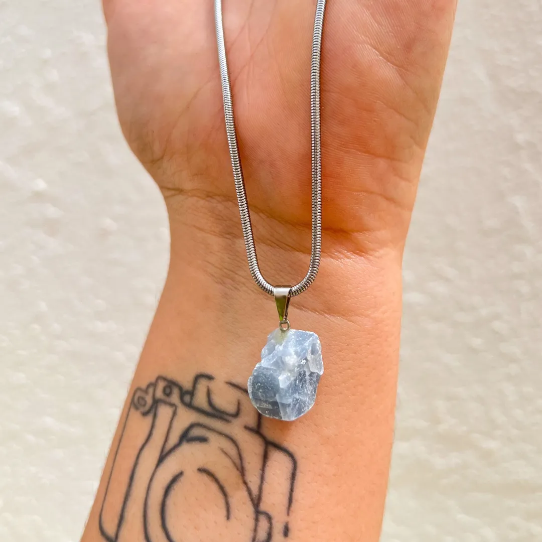 Pendente Calcite Azul em cristal natural para equilíbrio emocional disponivel na Sol Lua Milfontes