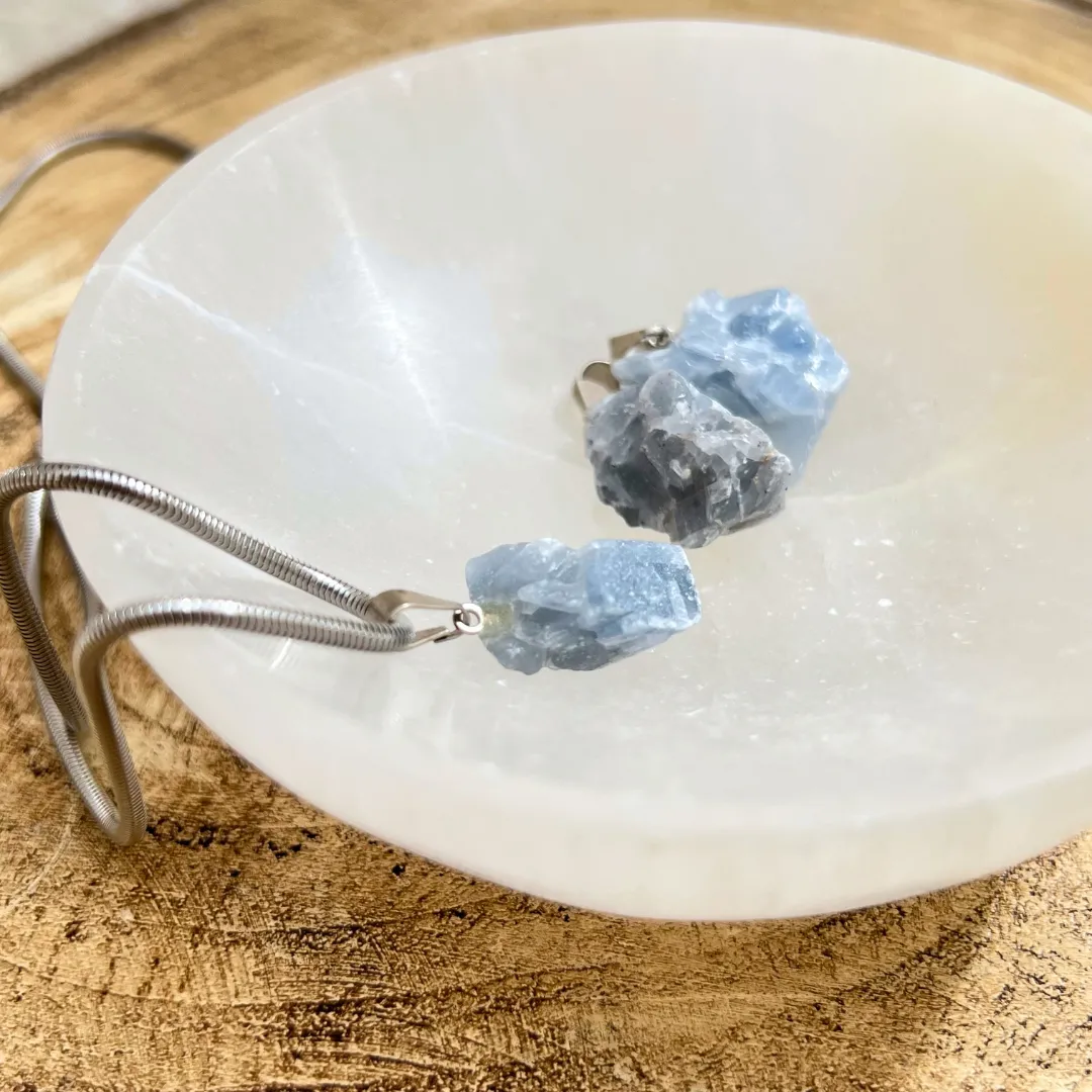 Pendente Calcite Azul em cristal natural polido azul claro