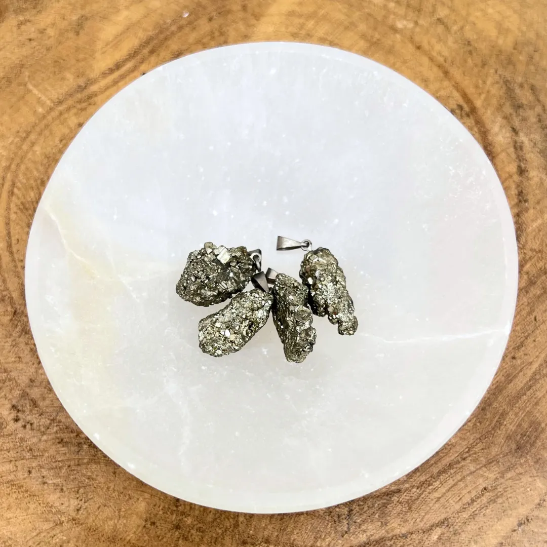 Pedra pirite em pendente natural dourado metálico
