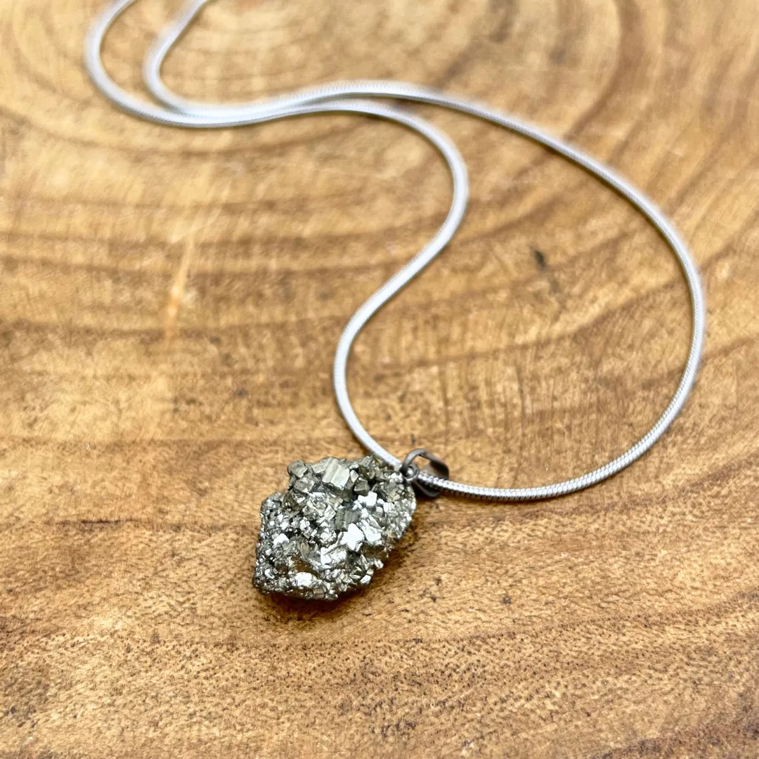 Cristal pirite natural em pendente com brilho dourado facetado