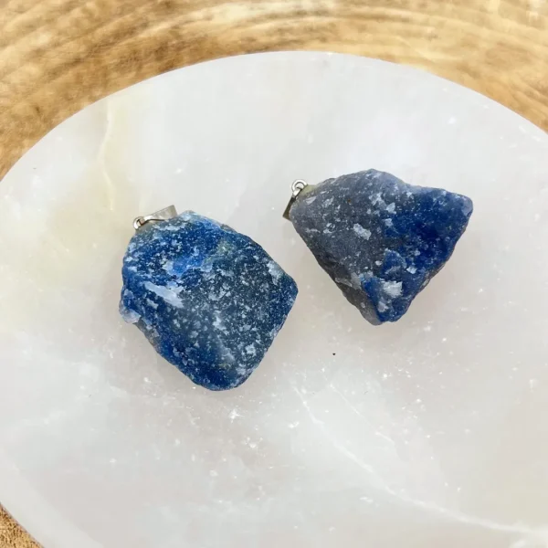Pendente quartzo azul natural com tonalidade azul clara