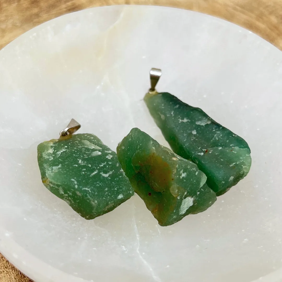 Cristal quartzo verde bruto natural em pendente com brilho suave