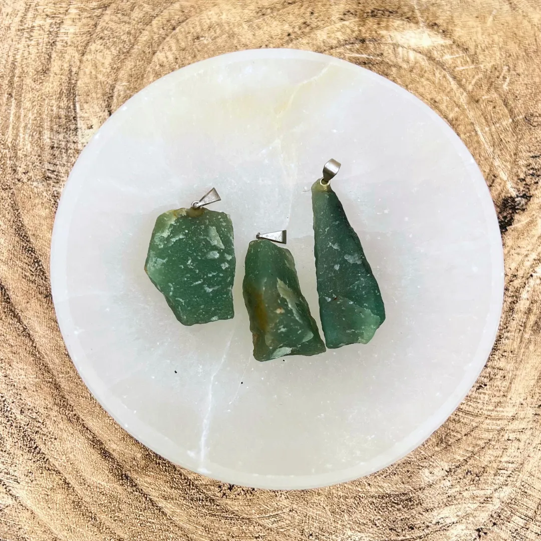 Pendente de quartzo verde bruto natural com tonalidade verde suave disponivel na Sol Lua Milfontes