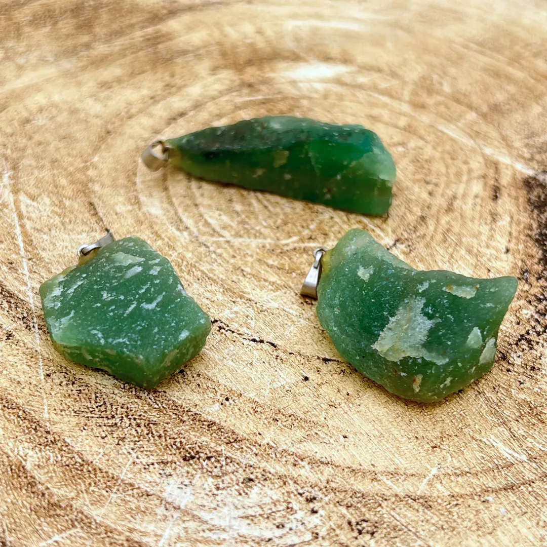 Pendente quartzo verde bruto natural com acabamento irregular verde translúcido