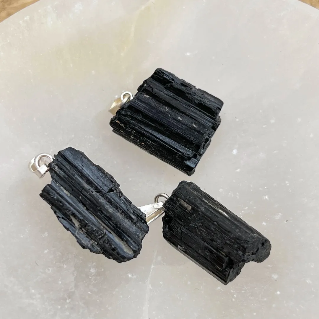 Pendente de turmalina negra bruta natural com textura irregular