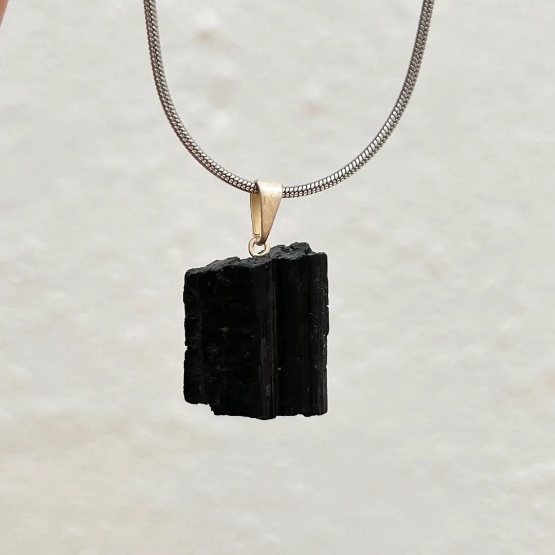 Cristal turmalina negra bruta em pendente natural preto intenso disponivel na Sol Lua Milfontes