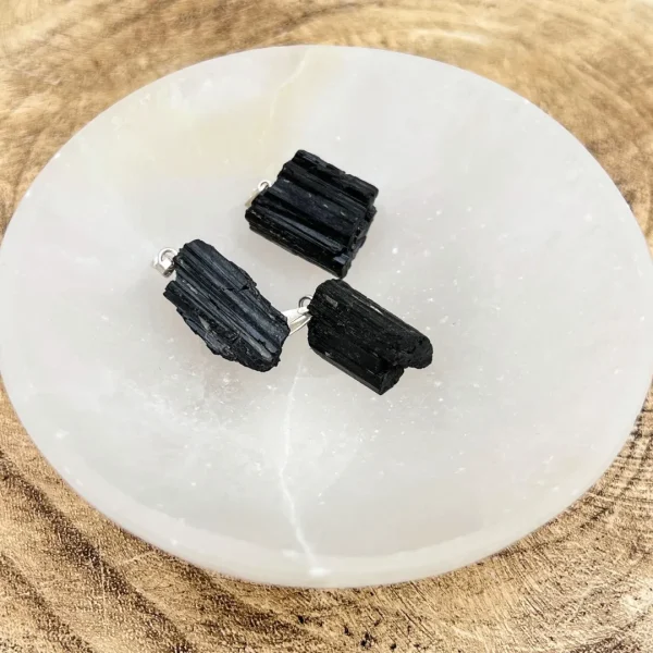 Pendente de turmalina negra bruta com acabamento natural preto