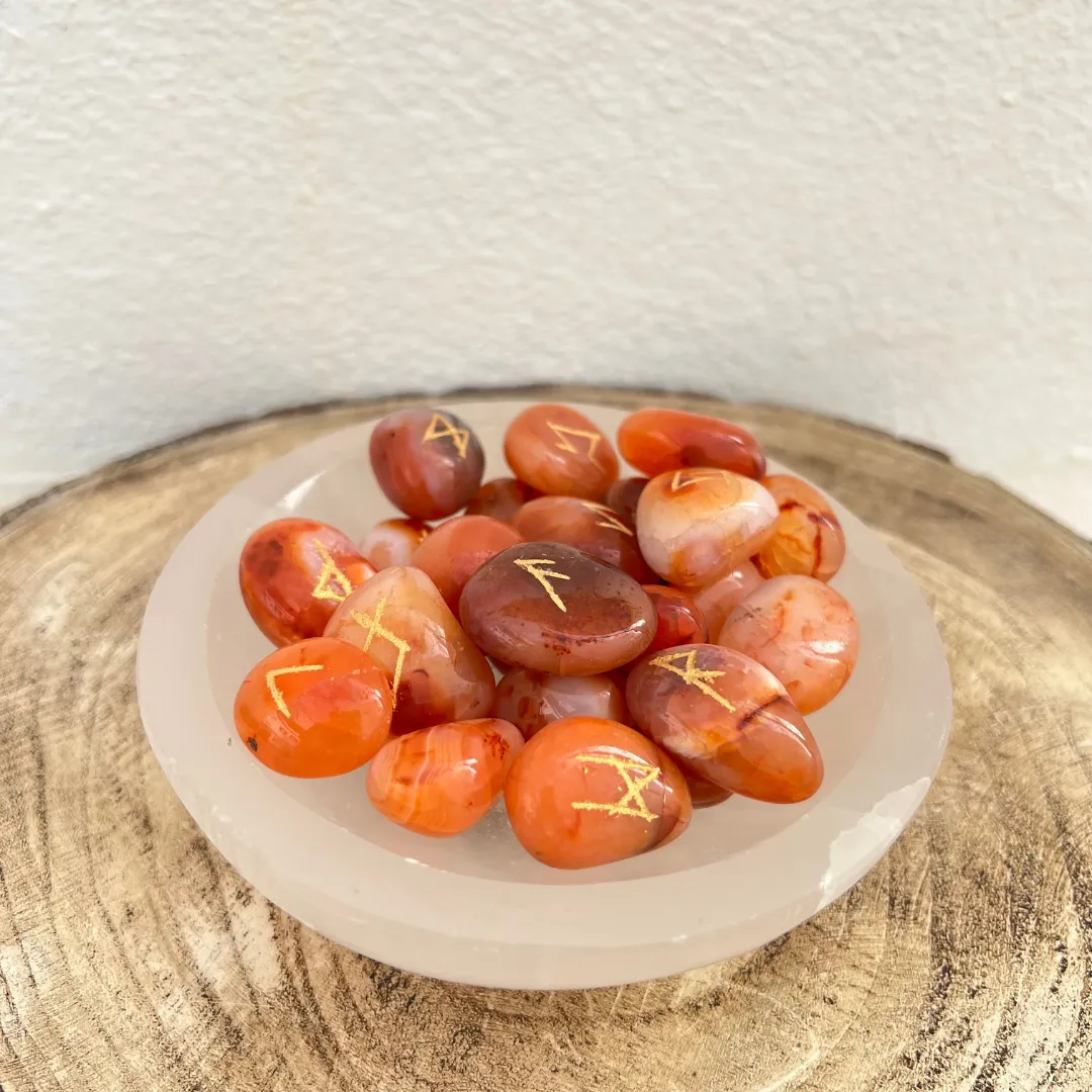 Conjunto de runas em cornalina natural polida com tons laranja intensos disponivel na Sol Lua Milfontes