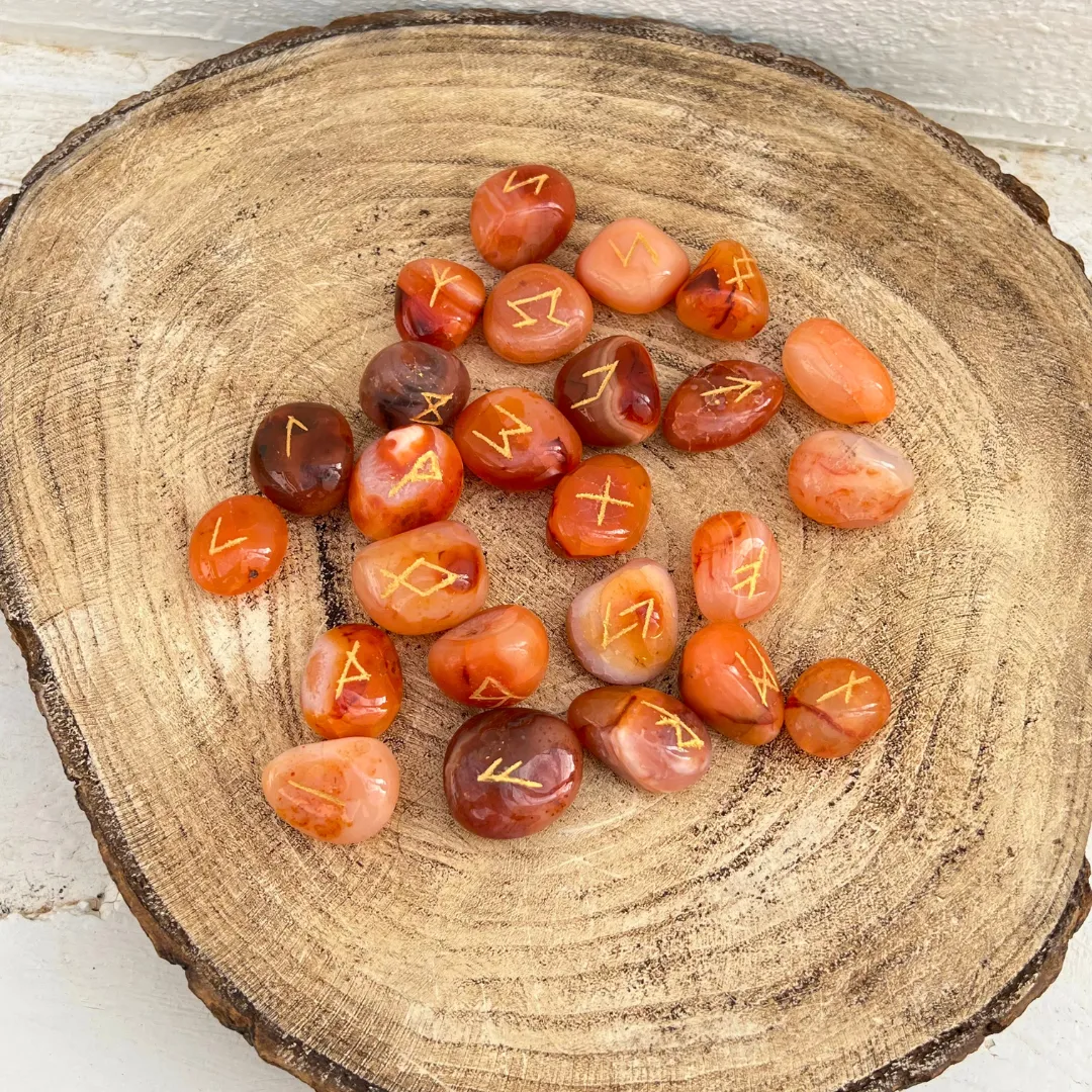 Runas de cornalina natural polida com gravações rúnicas visíveis
