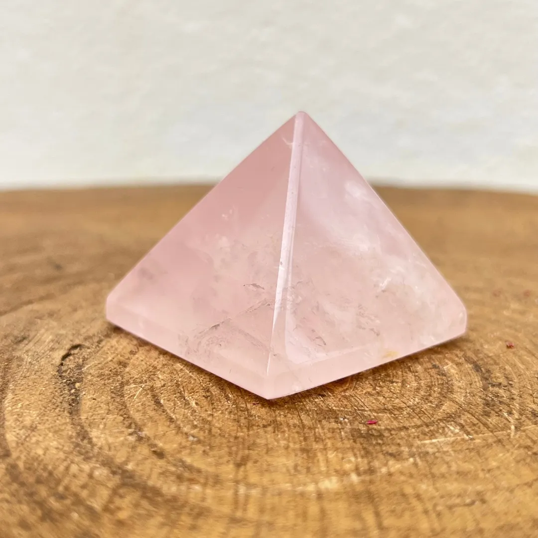 Pirâmide de quartzo rosa decorativa para ambiente harmonioso e espiritual
