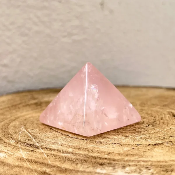 Pirâmide de quartzo rosa para meditação, energia e bem-estar espiritual disponivel na Sol Lua Milfontes