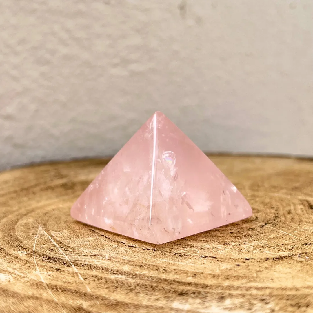 Pirâmide de quartzo rosa para meditação, energia e bem-estar espiritual disponivel na Sol Lua Milfontes