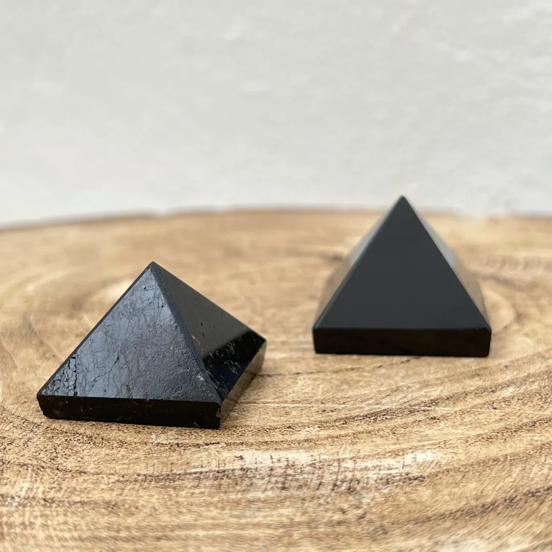 Pirâmide de turmalina negra em cristal natural para limpeza energética