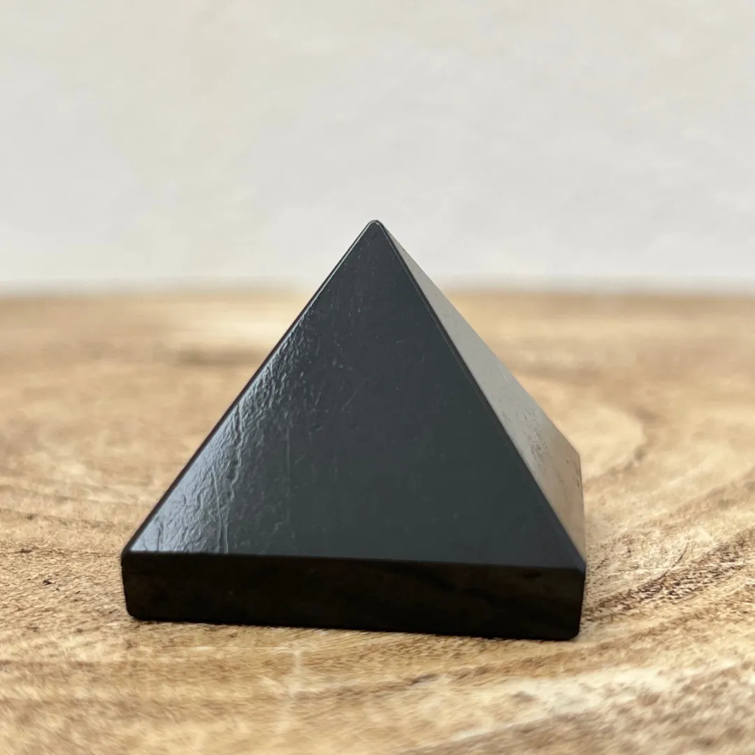 Pirâmide de turmalina negra decorativa para ambiente espiritual e harmonioso