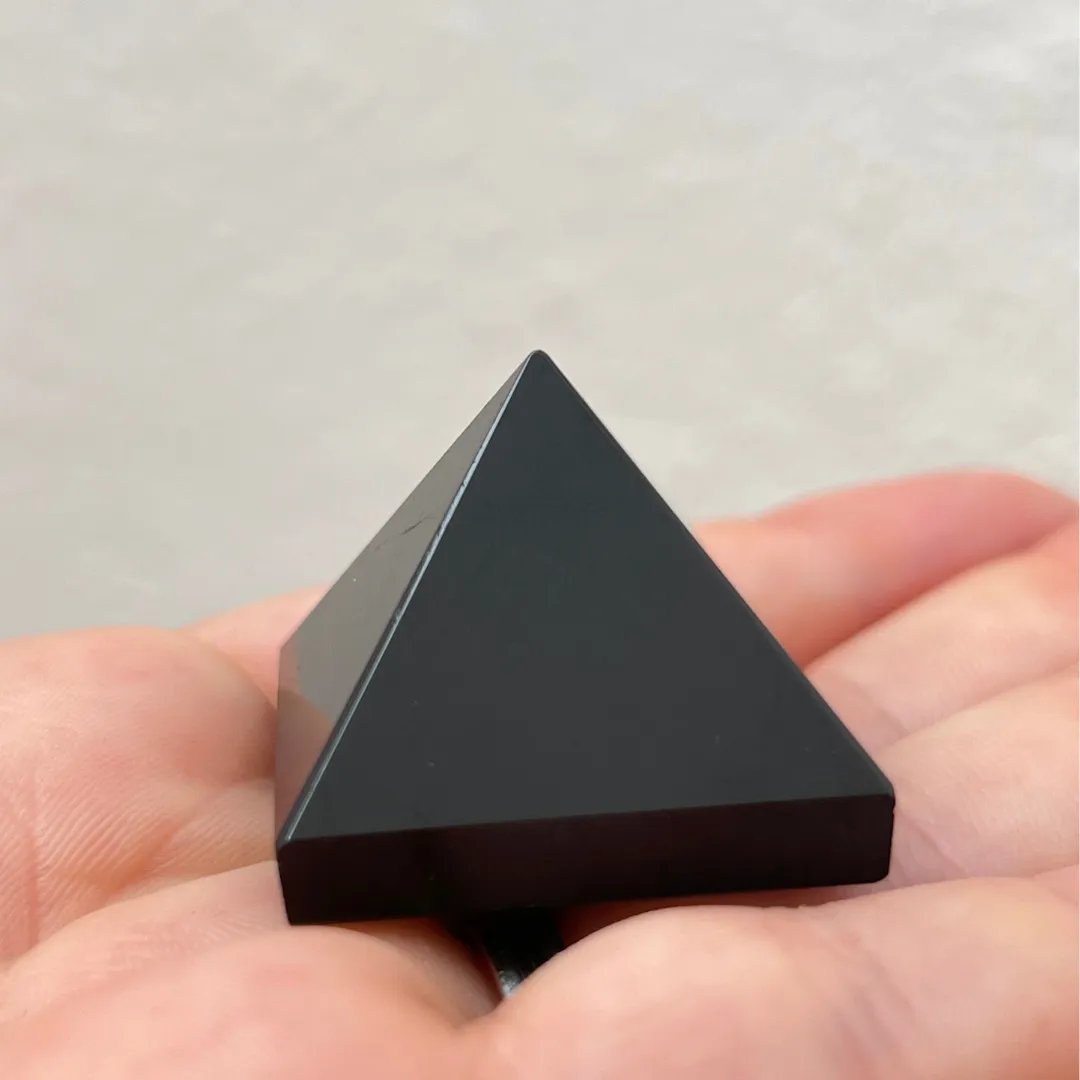Detalhe da pirâmide de turmalina negra em cristal natural