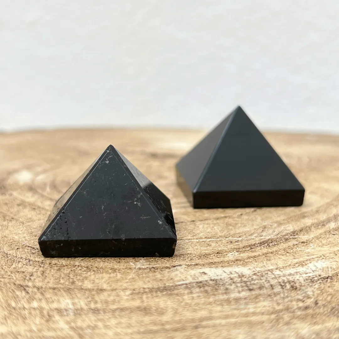 Pirâmide de turmalina negra para proteção espiritual em casa ou escritório
