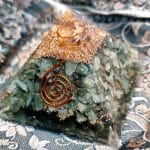 Pirâmide Orgonite Quartzo Verde - 7x7 cm