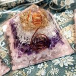 Pirâmide Orgonite Quartzo, Ametista e Quartzo Rosa - 7x7 cm