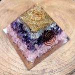 Pirâmide Orgonite Quartzo, Ametista e Quartzo Rosa - 9x9 cm