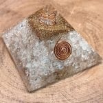 Pirâmide Orgonite Quartzo Cristal - 9x9 cm