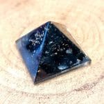 Pirâmide Orgonite Turmalina Negra - 3x3 cm