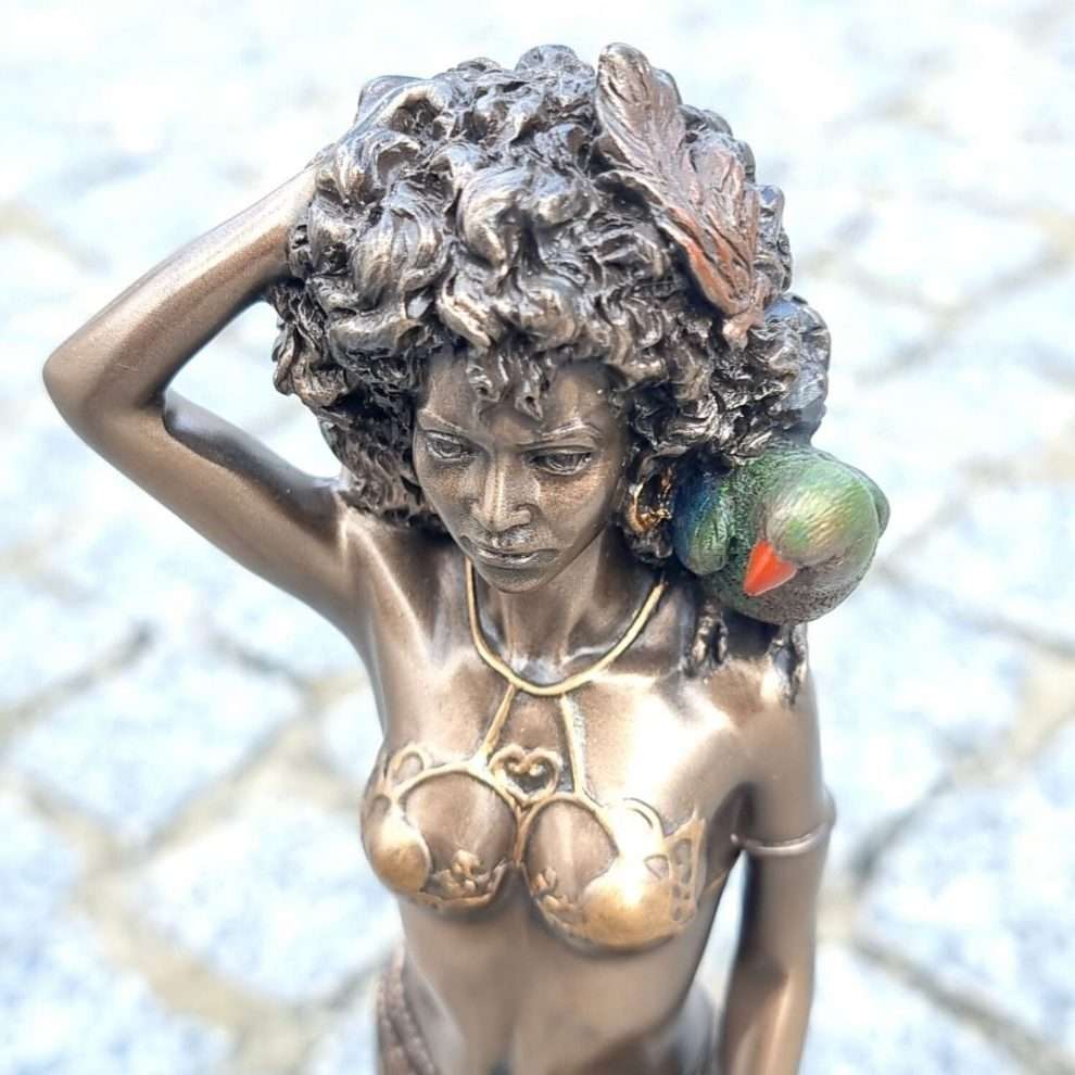 detalhe da Estátua de Oxum - Sol Lua Milfontes