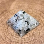 Pirâmide Orgonite Pedra da Lua -3,5 x 3,5 cm