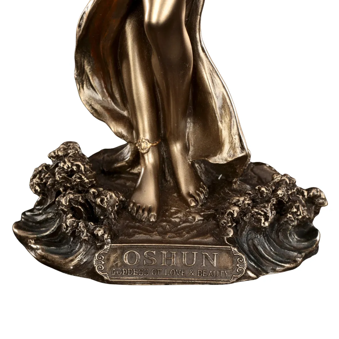 Detalhe da estátua de Orixá Oxum energia de amor e fertilidade espiritual