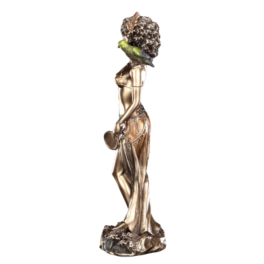 Estátua de Oxum vista de lado detalhe espiritual afro-brasileiro