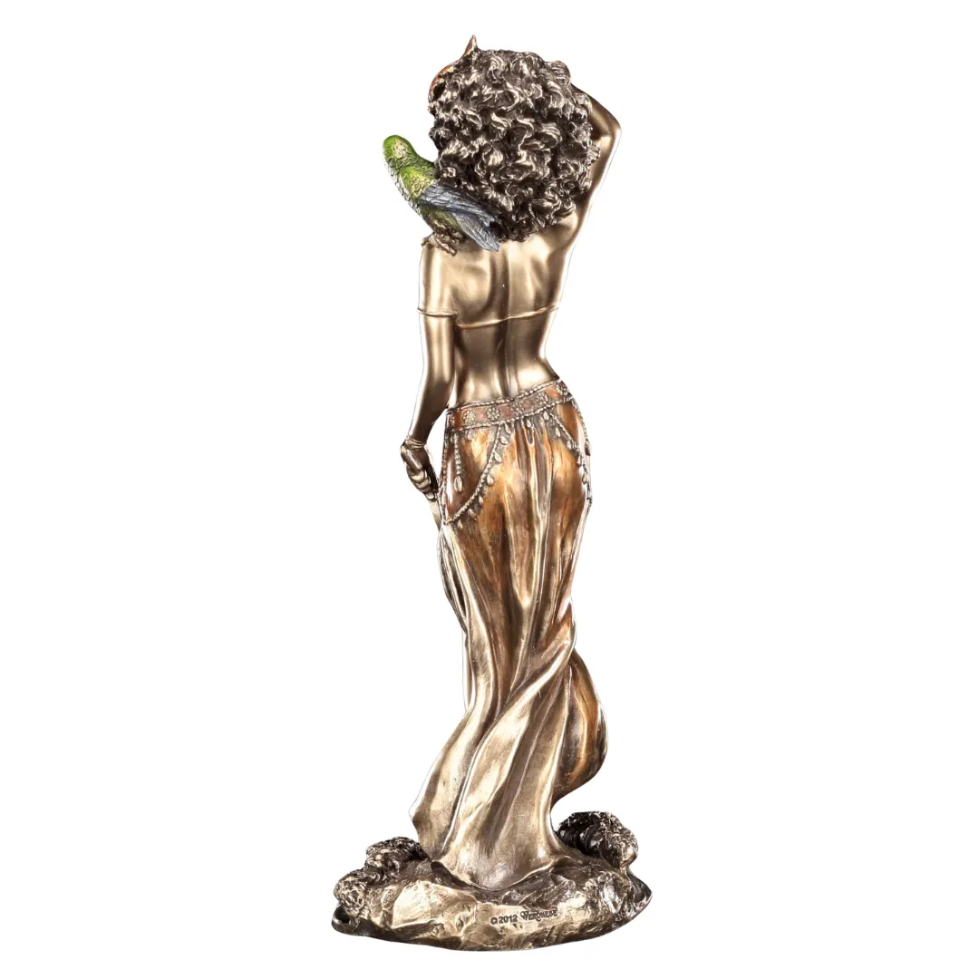 Estátua de Oxum em ângulo artístico espiritualidade afro-brasileira