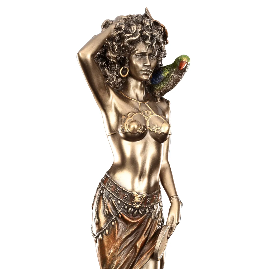 Close da estátua de Oxum orixá da beleza e prosperidade espiritual