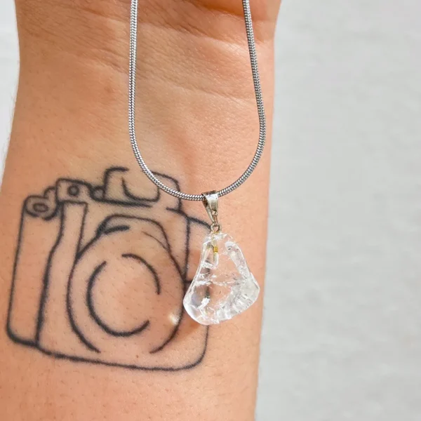 Pendente de quartzo cristal quebrado natural com acabamento irregular transparente