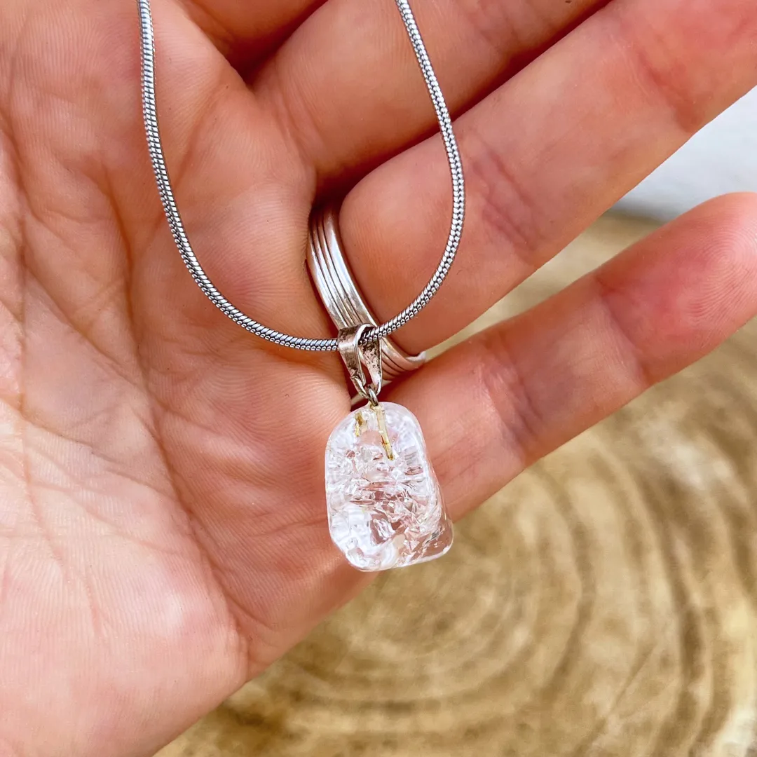 Cristal quartzo quebrado em pendente natural transparente com brilho suave