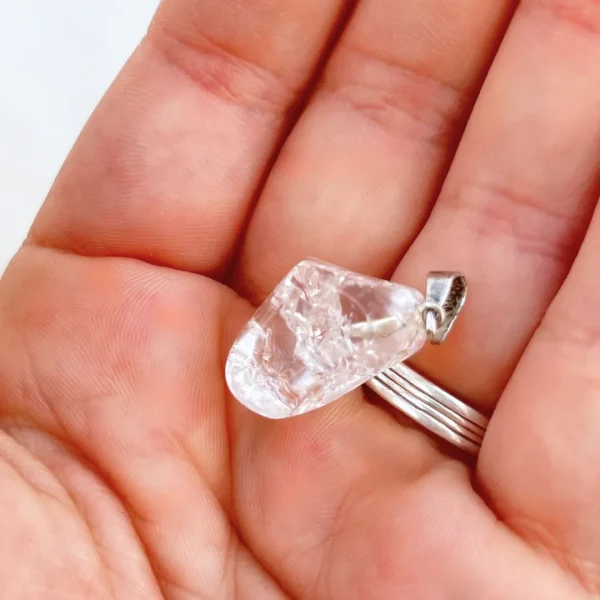 Pendente quartzo cristal quebrado translúcido em pedra natural polida disponivel na Sol Lua Milfontes