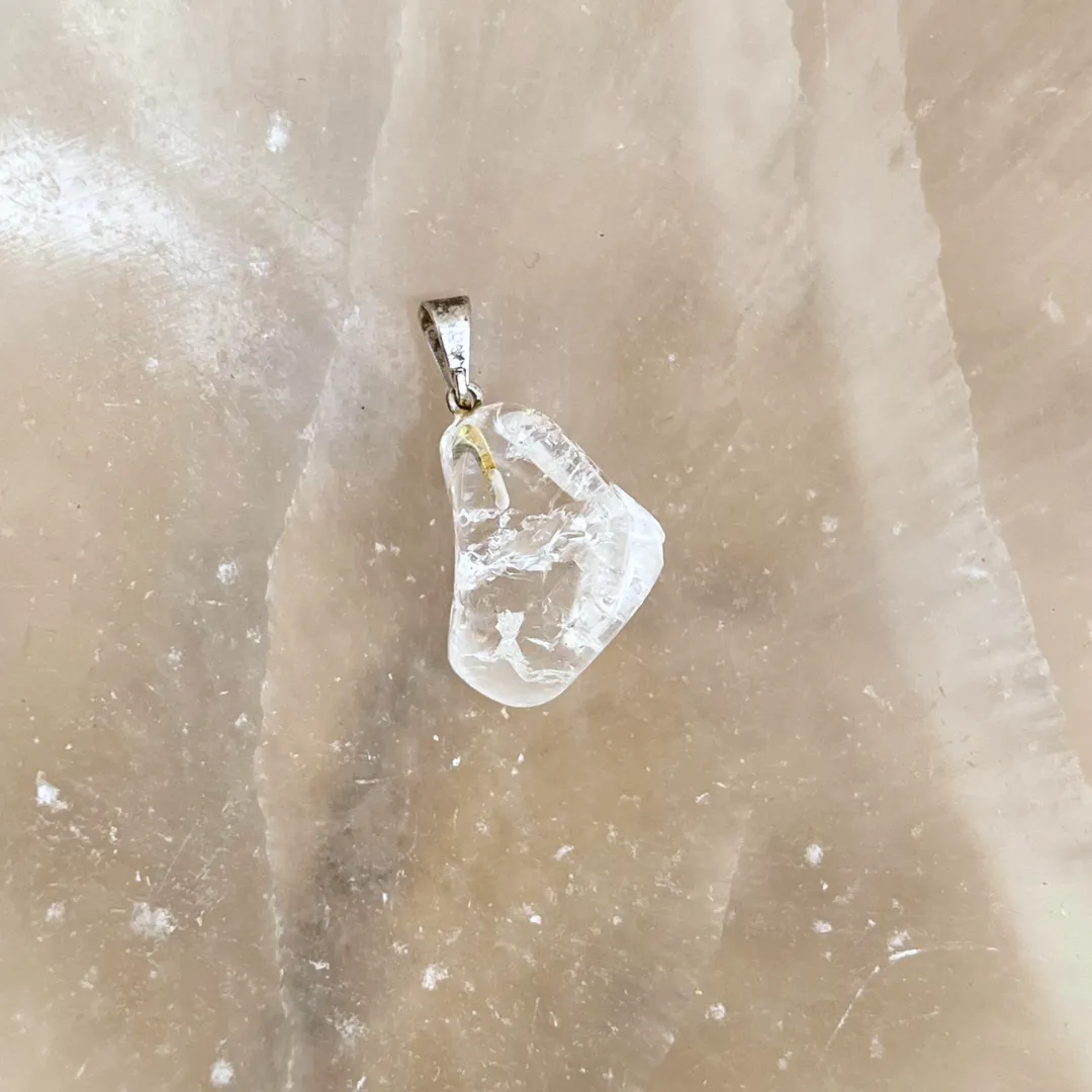 Pendente de quartzo cristal natural quebrado com forma irregular transparente