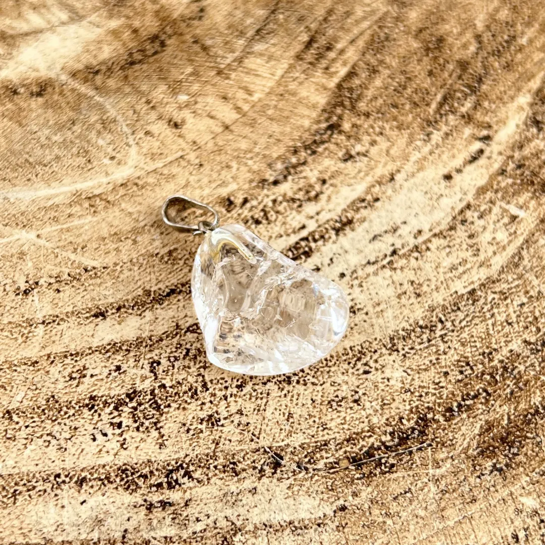 Cristal de quartzo quebrado natural em pendente transparente brilhante