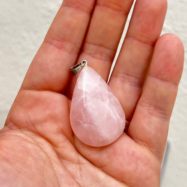 Pendente de quartzo rosa natural em cristal suave rosa translúcido disponivel na Sol Lua Milfontes