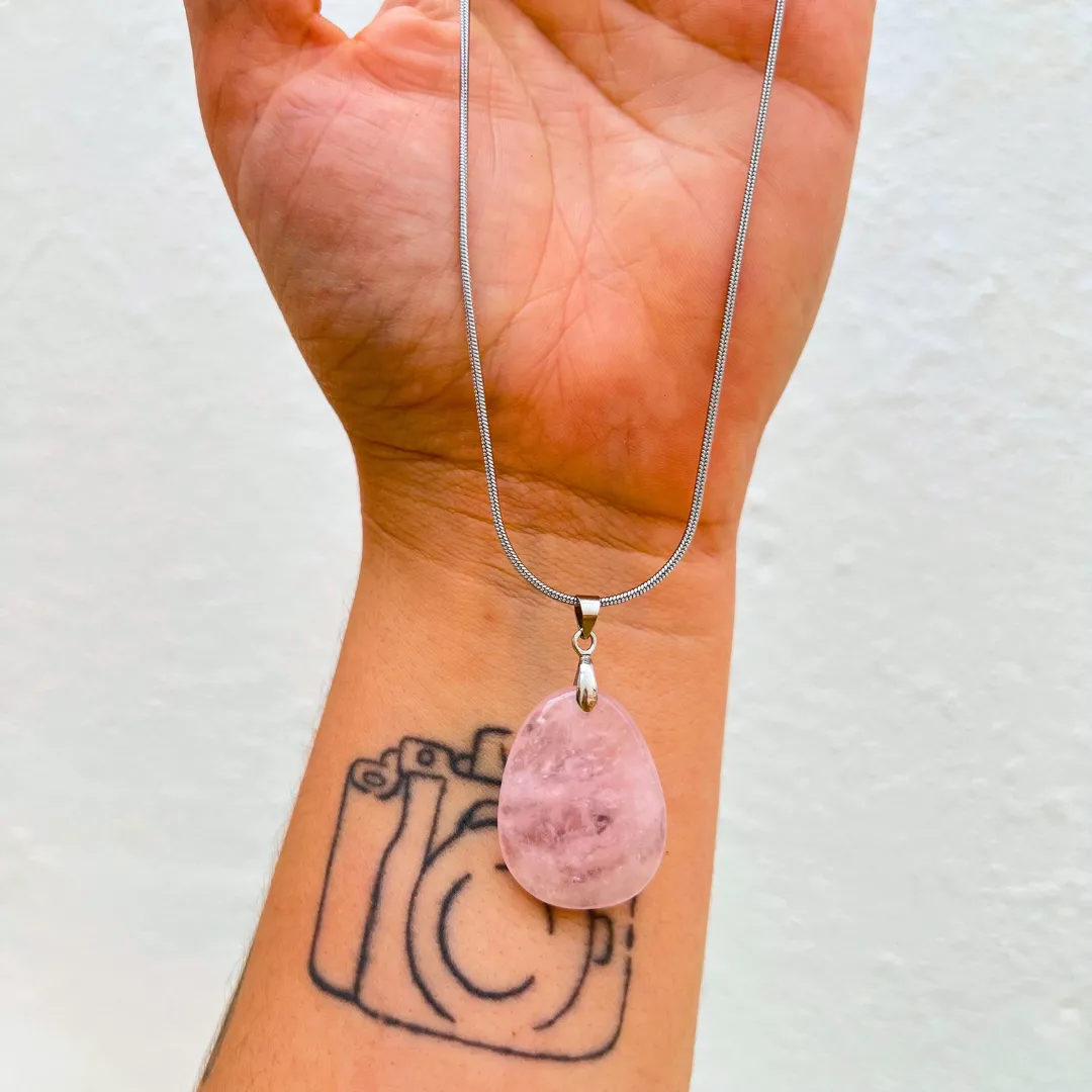 Colar com Pendente Quartzo Rosa cristal natural energético