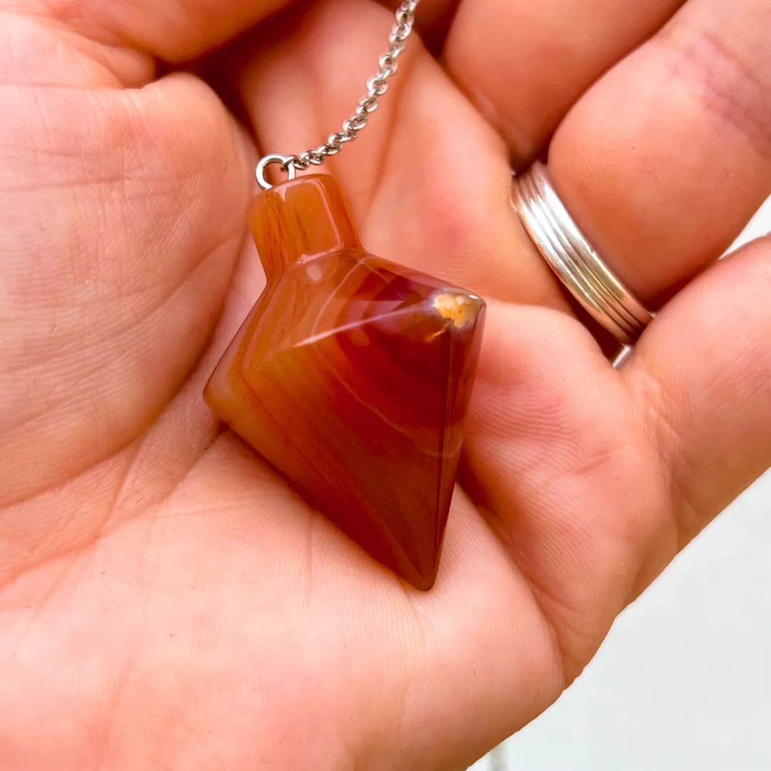 Pêndulo cónico de cornalina natural com tonalidade laranja vibrante