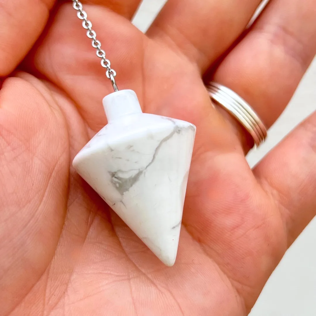 Pêndulo cónico de howlite natural branca com veios cinzentos