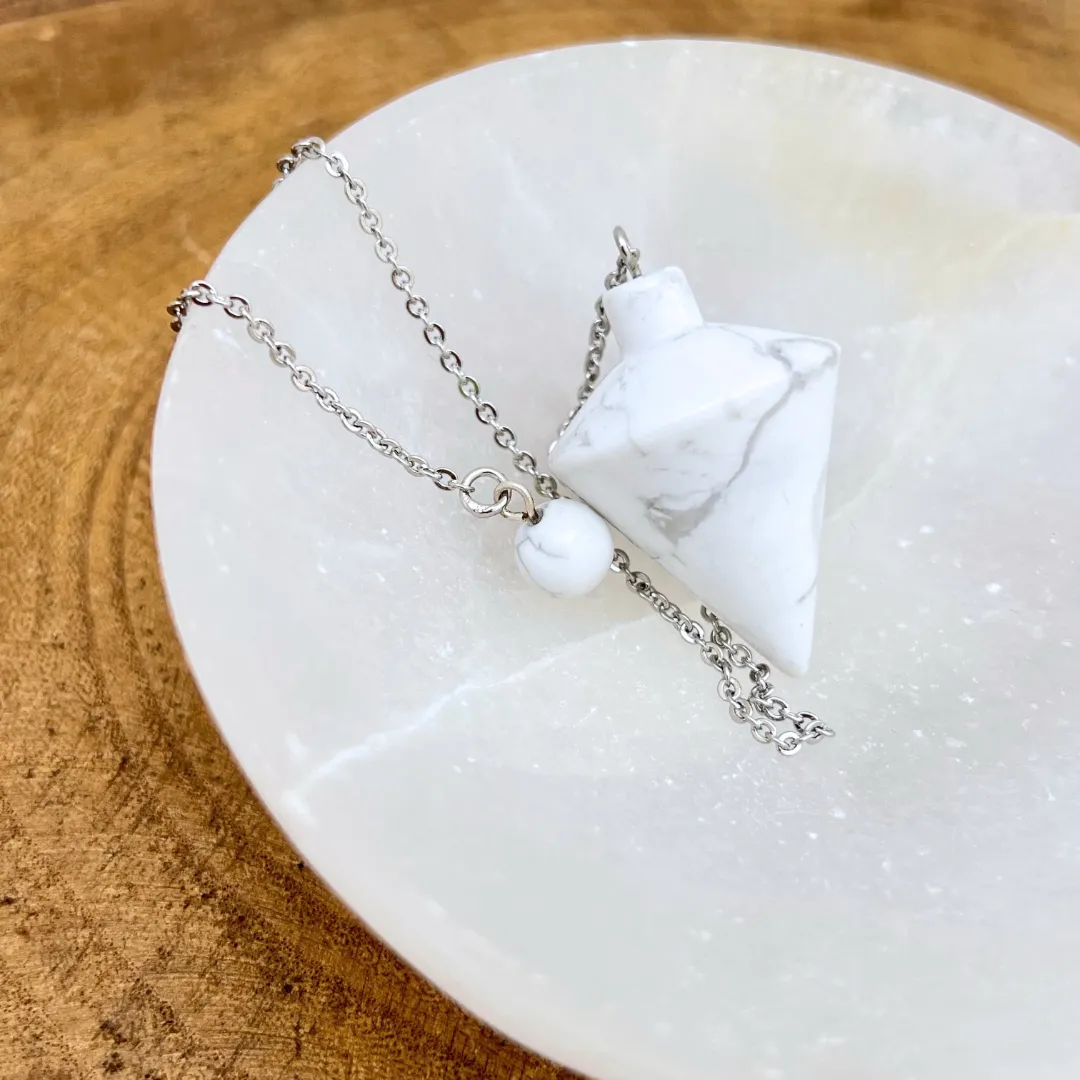 Pêndulo de howlite cónico natural com acabamento branco marmoreado
